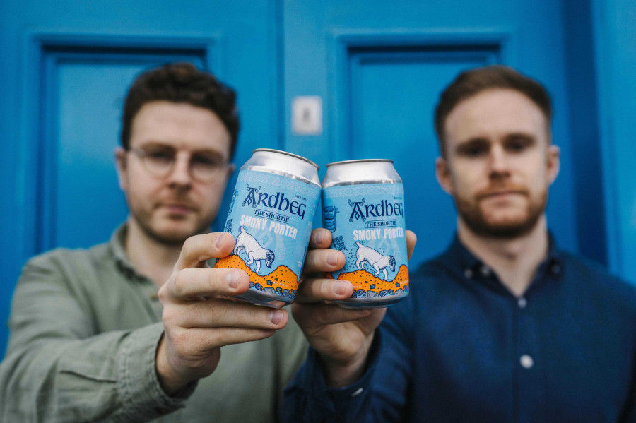 La cerveza fue ideada por dos compañeros de piso, Alan McIntyre, Global Brand Manager en Ardbeg y Alan Malon, fundador de Brewgooder.
