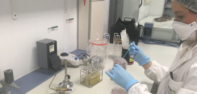 Según la EFSA, no hay constancia de que el virus pueda transmitirse a través de los alimentos, aunque la experta afirma que “puede sobrevivir durante un tiempo en superficies, y por eso puede perm