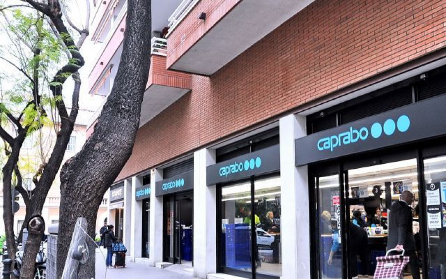 Todas las tiendas tienen limitado su aforo e informan constantemente por megafonía de las medidas de seguridad.