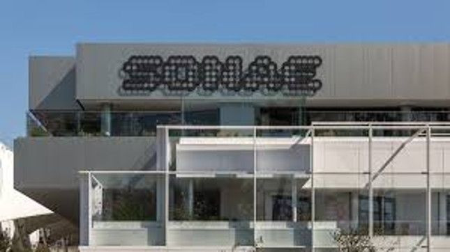 El resultado neto atribuible a los accionistas alcanzó los 165 millones de euros, registrando una evolución positiva excluyendo ítems no recurrentes.