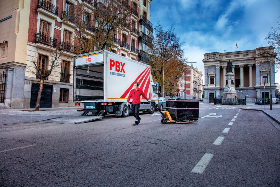 La Red de transporte urgente se pone a disposición de las empresas para enviar mercancía de consumo de primera necesidad.