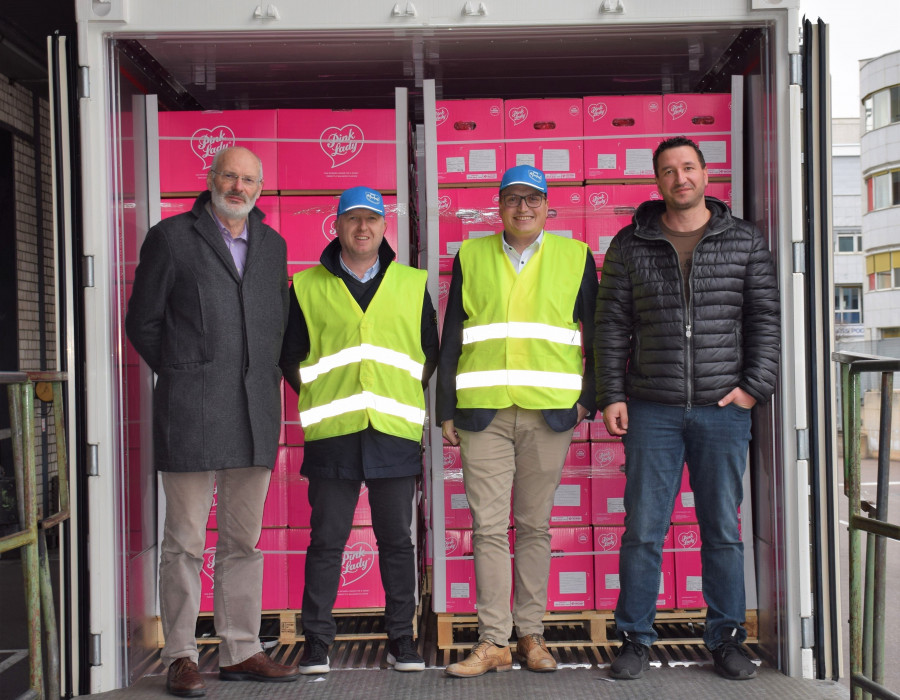 Desde la izquierda: Alessandro Dalpiaz (Assomela), Peter Runggatscher (Servicio  Fitosanitario, Administración de la Provincia de Bolzano), Klaus Hölzl (Gerente de Ventas de VOG), Alex Mair (Gerente