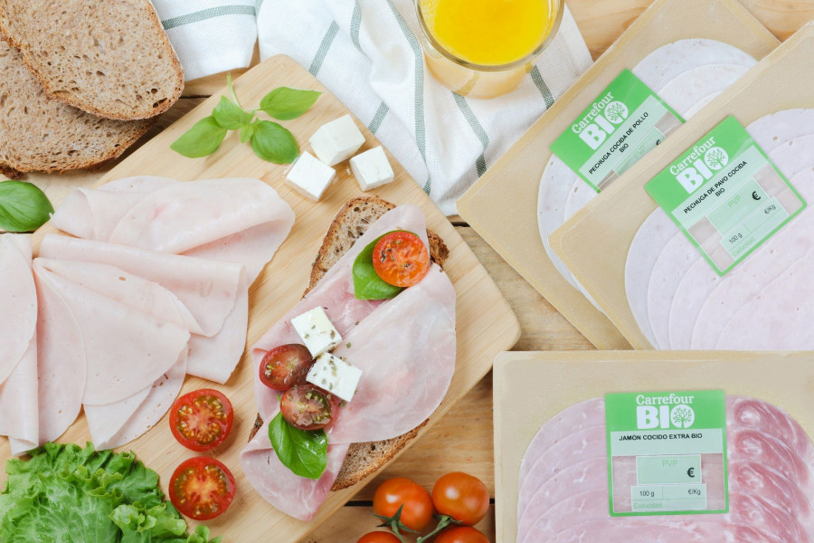 El producto es elaborado a partir de carnes de granjas ecológicas y, por tanto, animales alimentados a base de pastos y cereales ecológicos certificados.