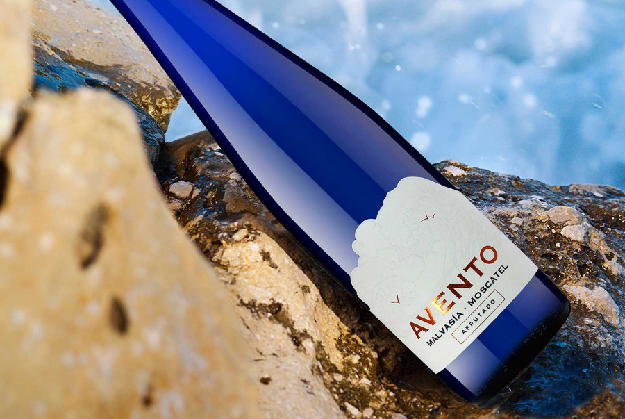 La bodega valenciana da vida a su nueva creación, un vino blanco afrutado de variedad Malvasía y Moscatel.