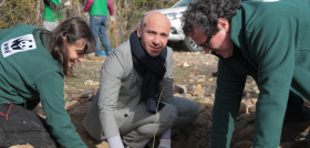 Más de 50 clientes, colaboradores y voluntarios participan en esta acción de compromiso con el medio ambiente.