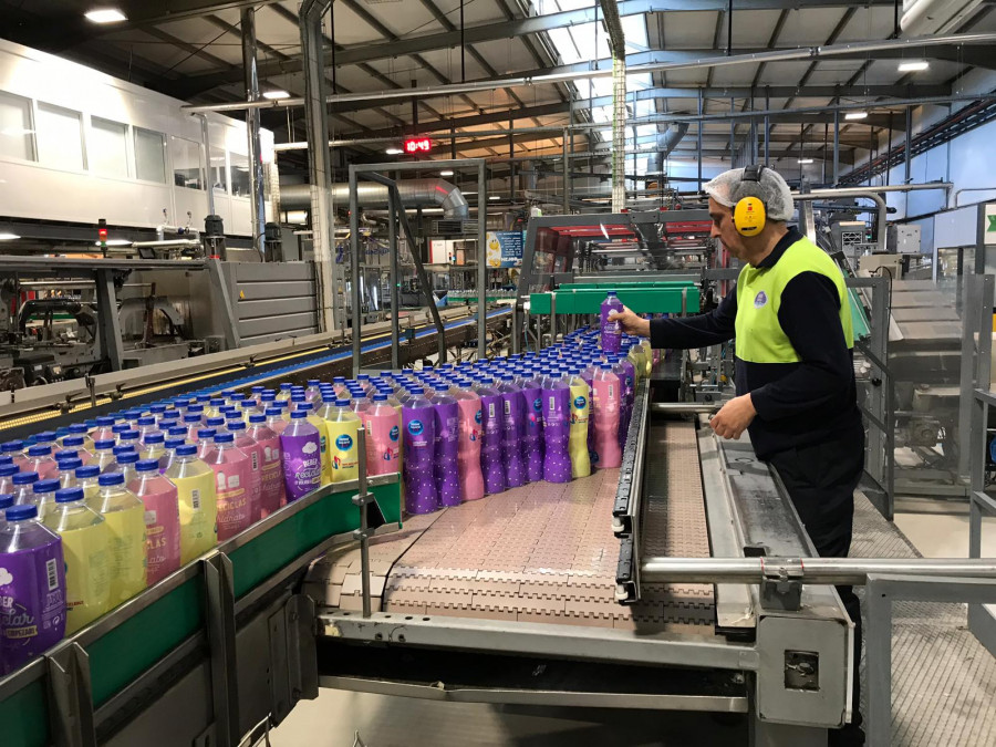 Nestlé Aquarel ya comercialza una botella realizada con un 25% de plástico PET reciclado diseñada por Mr. Wonderful.