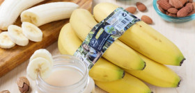 Carrefour apuesta por iniciativas que contribuyen al desarrollo sostenible, por lo que esta fruta se ha dejado de envasar en bolsas de plástico, y tan solo tiene una cinta agrupadora.