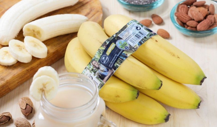 Carrefour apuesta por iniciativas que contribuyen al desarrollo sostenible, por lo que esta fruta se ha dejado de envasar en bolsas de plástico, y tan solo tiene una cinta agrupadora.