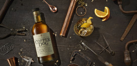 Su icónico dipper de cobre, donde se escondía el whisky, rinde homenaje a la época de contrabando de las destilerías escocesas del siglo XIX.