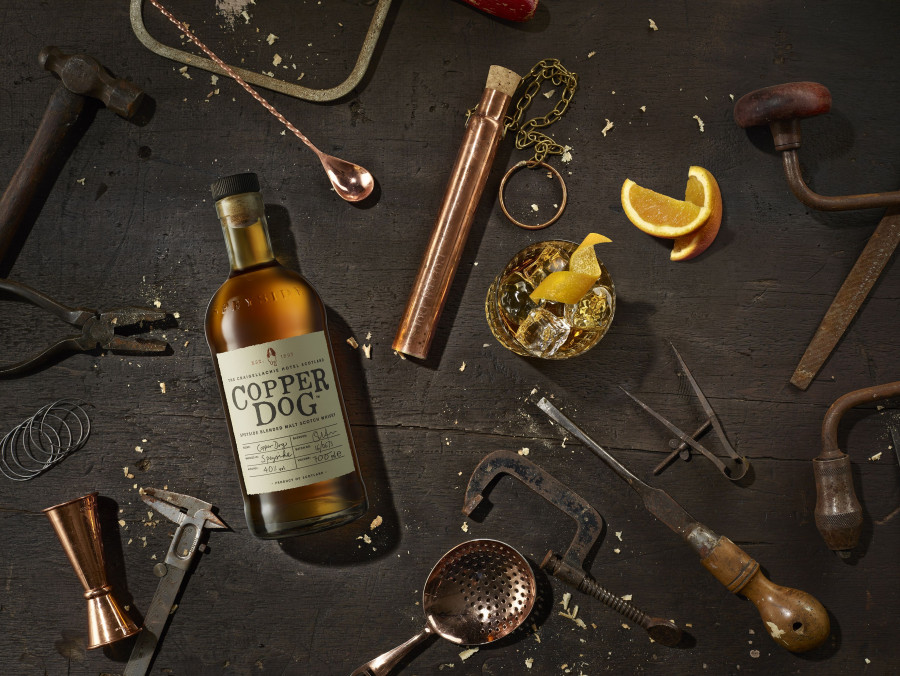 Su icónico dipper de cobre, donde se escondía el whisky, rinde homenaje a la época de contrabando de las destilerías escocesas del siglo XIX.