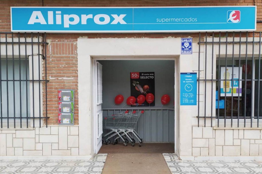 El nuevo supermercado con la enseña Aliprox cuenta con una sala de ventas de más de 100 metros cuadrados y una plantilla de 2 personas.