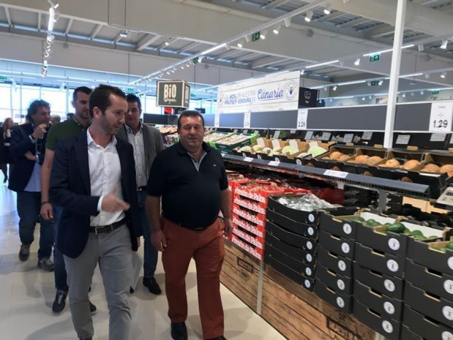 El alcalde de Antigua, Matías Fidel Peña García, junto al director regional de Lidl en las Islas Canarias, Luis González Garrido.