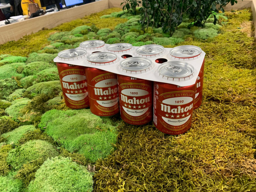 La cervecera retira anillas y envoltorios plásticos de los envases de varias referencias de marcas tan relevantes como Mahou, Alhambra o San Miguel, y los sustituye por cartón biodegradable.