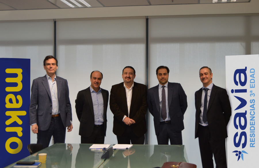 A través de la firma del acuerdo de colaboración, Makro abastecerá las necesidades de productos de alimentación del grupo de residencias de la tercera edad Savia en cada uno de los 22 centros que 