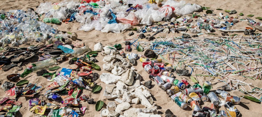 Uno de cada dos españoles tiene dudas sobre cómo reciclar los distintos tipos de plásticos; además, un tercio piensa que la mayor parte del material depositado en los contenedores no se recicla.