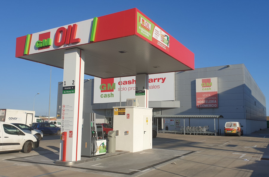 La nueva gasolinera, que dará servicio las 24 horas del día, cuenta con un surtidor y dos tipos de carburante: gasoil y gasolina sin plomo 95.