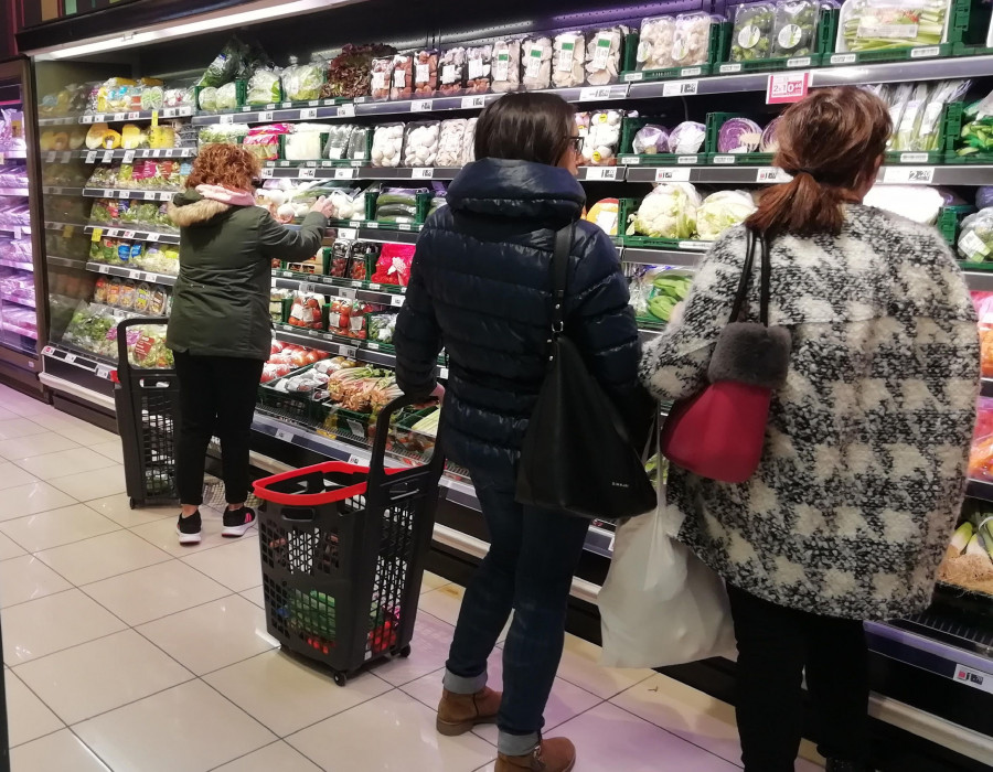 El supermercado, con una sala de ventas de más de 500 metros cuadrados, amplía su gama de productos con un surtido de 5.000 productos de marcas fabricantes líderes, marcas propias y productores loc