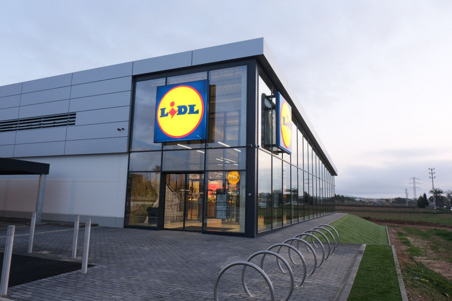 Los nuevos supermercados Lidl cuenta con una superficie de 2.500 metros cuadrados y 42 empleados en plantilla, 22 de nueva contratación.