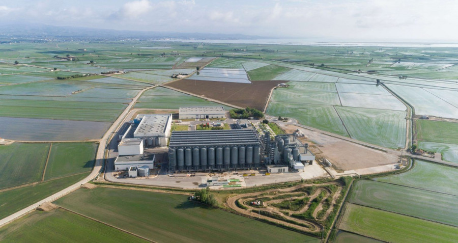 Las instalaciones de Nomen Foods se encuentran en medio de un entorno idílico, el Parque Natural del Delta del Ebro, que en 2013 fue declarado por la UNESCO como espacio natural y humano único en to