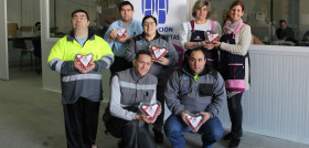 14 personas con diferentes tipos de discapacidad han trabajado para confeccionar el formato especial para el Día de los Enamorados de la cooperativa.