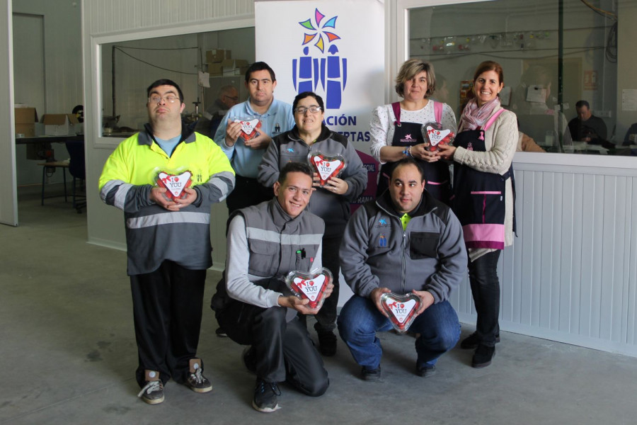 14 personas con diferentes tipos de discapacidad han trabajado para confeccionar el formato especial para el Día de los Enamorados de la cooperativa.