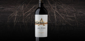 Su nueva etiqueta es un fiel reflejo de la tierra donde nace este vino, con un paisaje rudo y singular, pero a su vez lleno de belleza, un lugar donde la variedad Monastrell muestra su mejor versión.