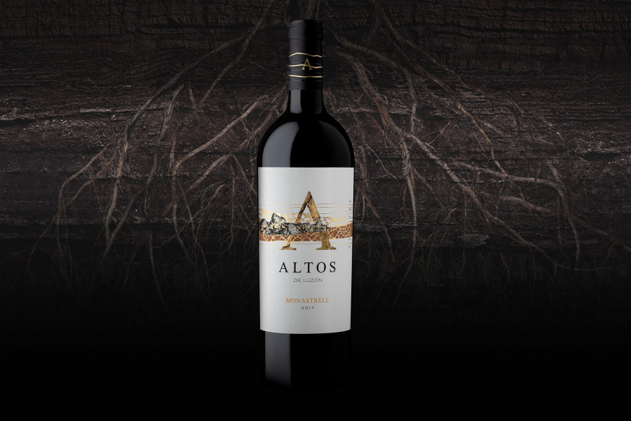 Su nueva etiqueta es un fiel reflejo de la tierra donde nace este vino, con un paisaje rudo y singular, pero a su vez lleno de belleza, un lugar donde la variedad Monastrell muestra su mejor versión.