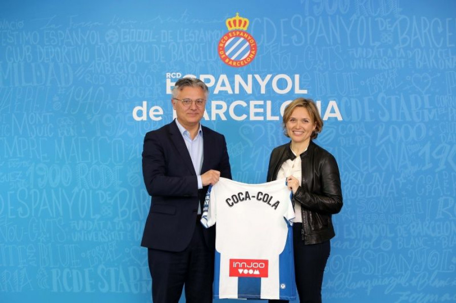 Silvia Martínez, directora de Área Este de Coca-Cola European Partners Iberia y Josep María Durán, director general del RCD Espanyol, sellando el acuerdo de vinculación por dos temporadas más.