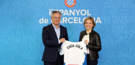 Silvia Martínez, directora de Área Este de Coca-Cola European Partners Iberia y Josep María Durán, director general del RCD Espanyol, sellando el acuerdo de vinculación por dos temporadas más.