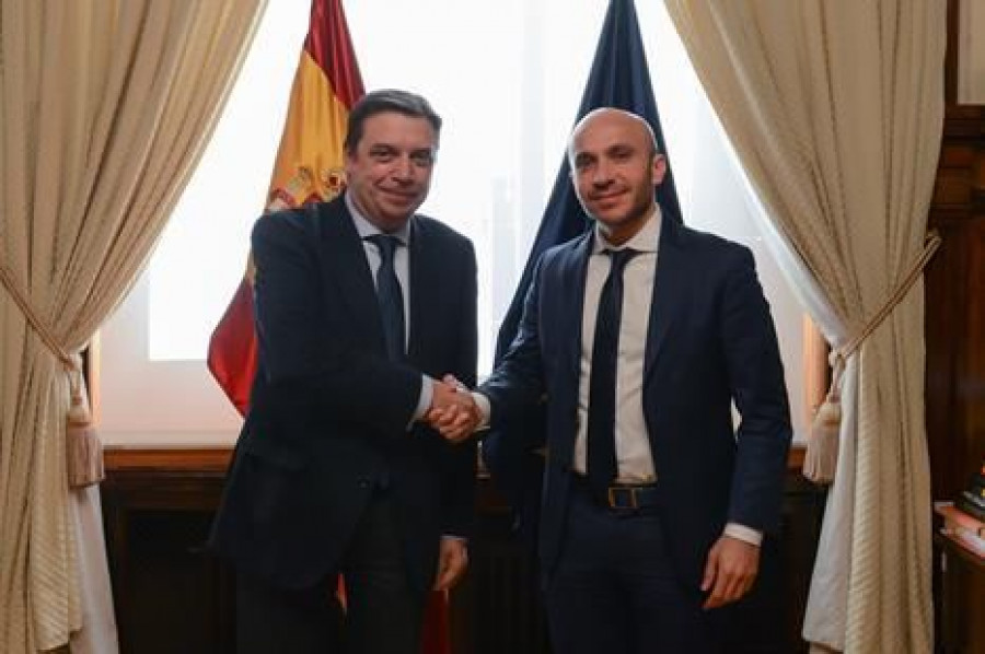 El ministro Luis Planas junto a Rami Baitiéh, director general de Carrefour España.