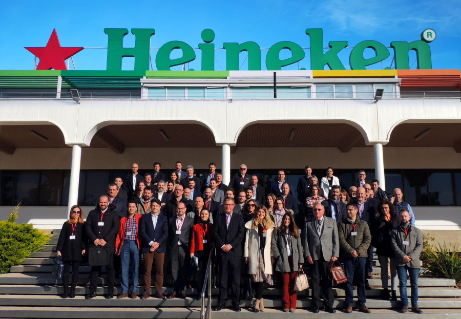 Fotografía del Cluster de Innovación en Envase y Embalaje que ha llevado a cabo un desayuno de trabajo en las instalaciones de Heineken en Valencia.