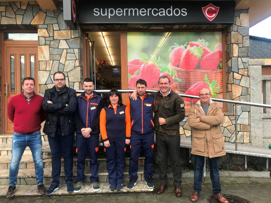 Rosa Méndez Arias, Miguel Freire y José Antonio Hermida junto al nuevo equipo del Claudio franquiciado de Paradela.