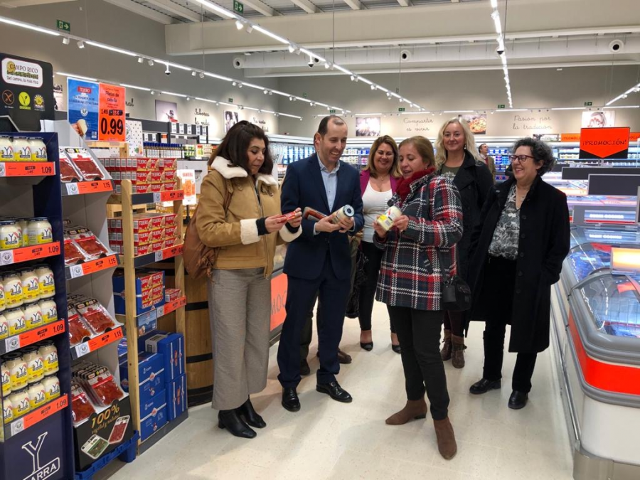 Las delegadas del Ayuntamiento Ana María Conde y Carmen Gil durante su visita a la nueva tienda de Lidl en Dos Hermanas.