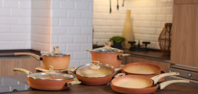 La línea de Terracotta cuenta con un juego completo formado por sartén, grill, cazo, dos cacerolas en distintos tamaños, sartén honda, cazuela y wok.