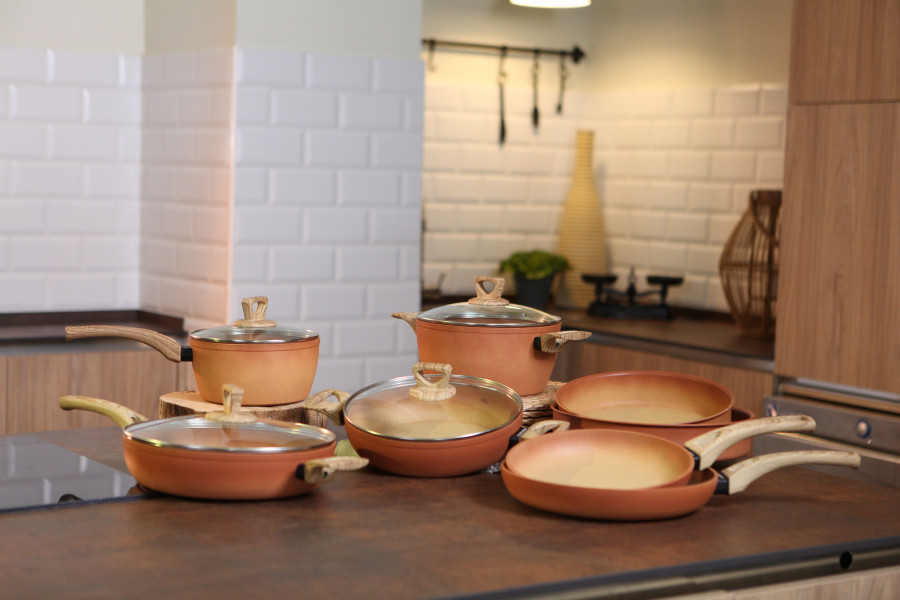 La línea de Terracotta cuenta con un juego completo formado por sartén, grill, cazo, dos cacerolas en distintos tamaños, sartén honda, cazuela y wok.