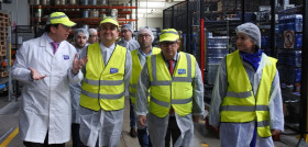 El  consejero de Agricultura, Agua y Desarrollo Rural de Castilla-La Mancha, Francisco Martínez Arroyo durante su visita a las instalaciones de la compañía en Robledo.