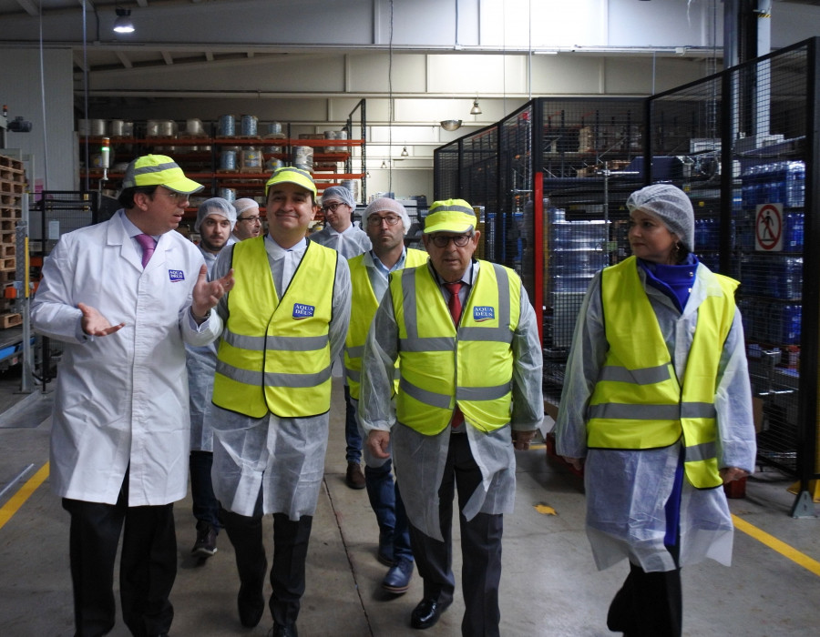 El  consejero de Agricultura, Agua y Desarrollo Rural de Castilla-La Mancha, Francisco Martínez Arroyo durante su visita a las instalaciones de la compañía en Robledo.