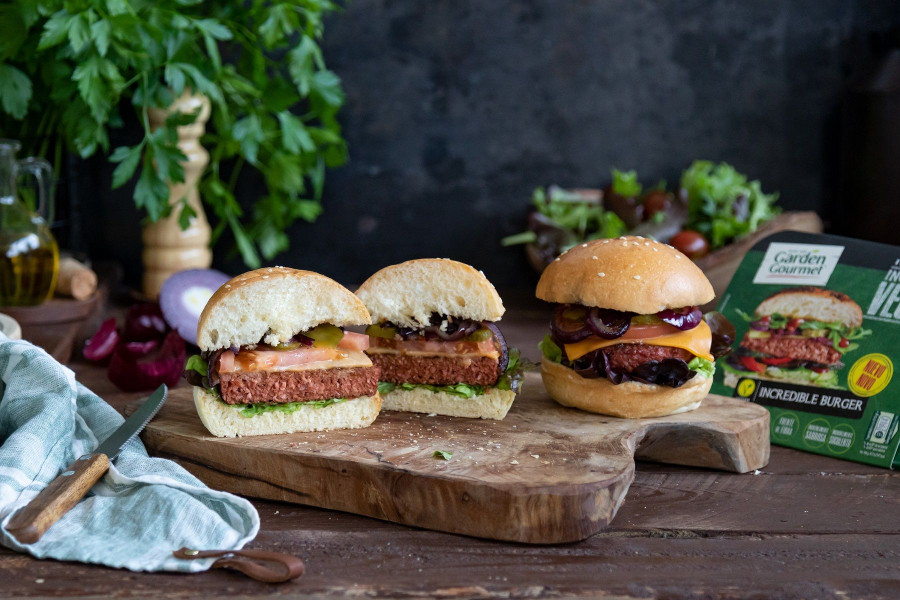 La nueva hamburguesa 100% vegetal está disponible ya en los hipermercados Carrefour de las principales ciudades españolas y progresivamente irá ampliando su distribución.