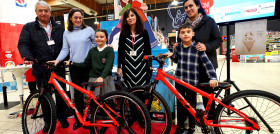 Eduardo Cifrian, responsable de la Escuela de Alimentación de la Fundación Eroski, ha entregado a los ganadores, Sara Pérez y Mikel Lasa una bicicleta.