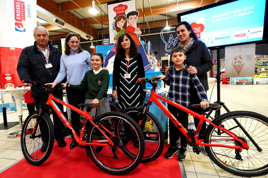 Eduardo Cifrian, responsable de la Escuela de Alimentación de la Fundación Eroski, ha entregado a los ganadores, Sara Pérez y Mikel Lasa una bicicleta.