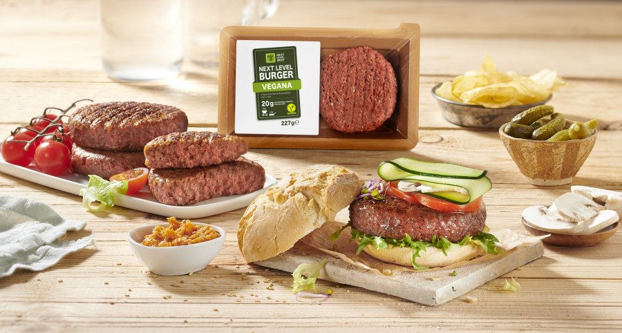La nueva burger vegana de Lidl se compone, entre otros ingredientes, de verdura, proteína de guisante, soja y trigo, además de zumo de remolacha para darle el toque rojizo que lo asemeja a una hambu