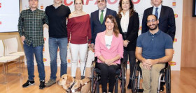 De izq. a dcha.: Peris Romano, David Alonso, Lía Beel, Miguel Carballeda, Victoria Cabezas, Tomás Pascual. Debajo: Eva Moral y Pablo Zarzuela.