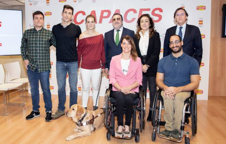 De izq. a dcha.: Peris Romano, David Alonso, Lía Beel, Miguel Carballeda, Victoria Cabezas, Tomás Pascual. Debajo: Eva Moral y Pablo Zarzuela.