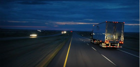 La logística nocturna conlleva una reducción del 30% en los kilómetros recorridos por los transportistas en comparación con la distribución diurna, lo que supone una disminución de entre el 13% 