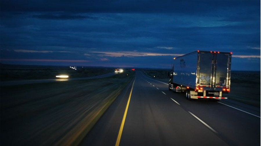 La logística nocturna conlleva una reducción del 30% en los kilómetros recorridos por los transportistas en comparación con la distribución diurna, lo que supone una disminución de entre el 13% 