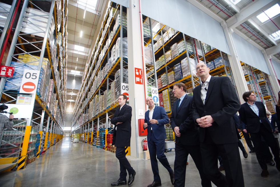 El presidente de la Generalitat, Ximo Puig, y el alcalde de Cheste, José Morell, han visitado el nuevo centro logístico de Lidl en la Comunidad Valenciana, uno de los más grandes del grupo en toda 