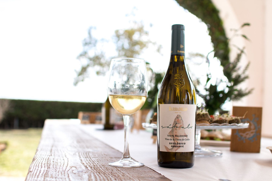 Este nuevo blanco es también un homenaje al bodeguero y poeta Manuel Barbadillo y al espíritu aventurero de la bodega sanluqueña.