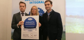 Manuel Reineiro Fernández, Estefanía Iglesias y Ramón García en la sede de Central Lechera Asturiana en Granda, Siero.