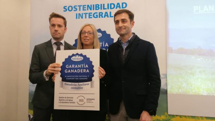 Manuel Reineiro Fernández, Estefanía Iglesias y Ramón García en la sede de Central Lechera Asturiana en Granda, Siero.