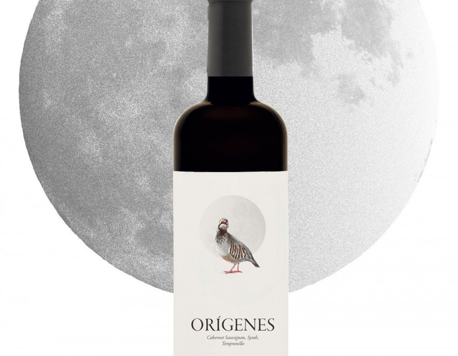 Orígenes es el vino estandarte de la bodega y la perdiz roja es el ave esteparia más característica de la Finca.